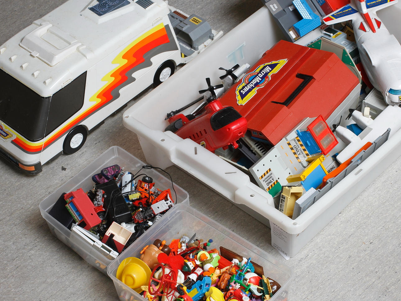 LEKSAKER, Micro machines, kinderägg leksaker, Pez, 1900-talets slut.