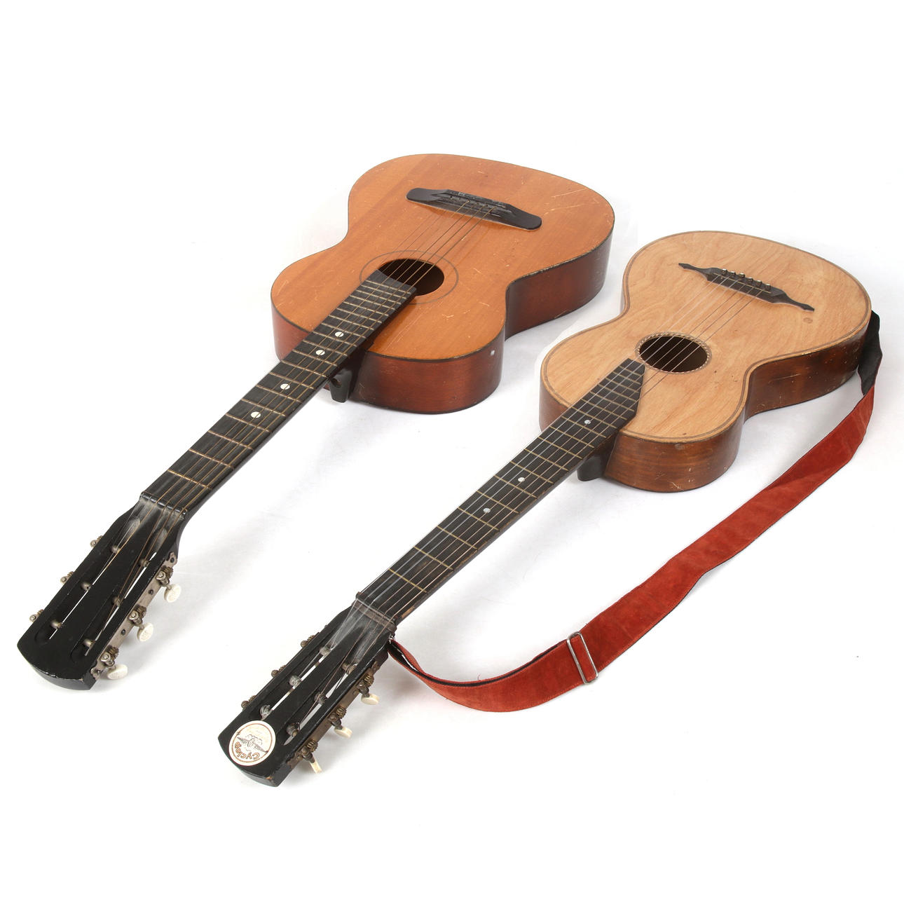 GITARRER, 2 st, akustiska, 1900-tal.