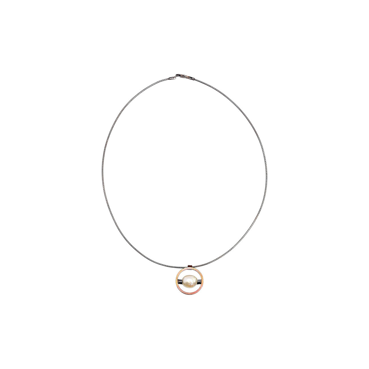 Rigid choker with a pearl.
