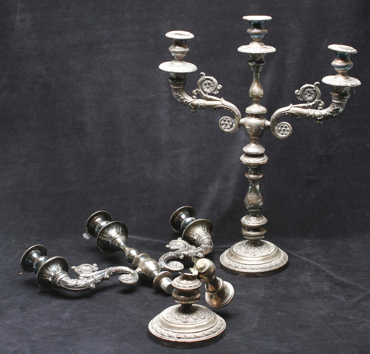 KANDELABRAR, ett par, empire-stil, argent hache, 1800-tal.