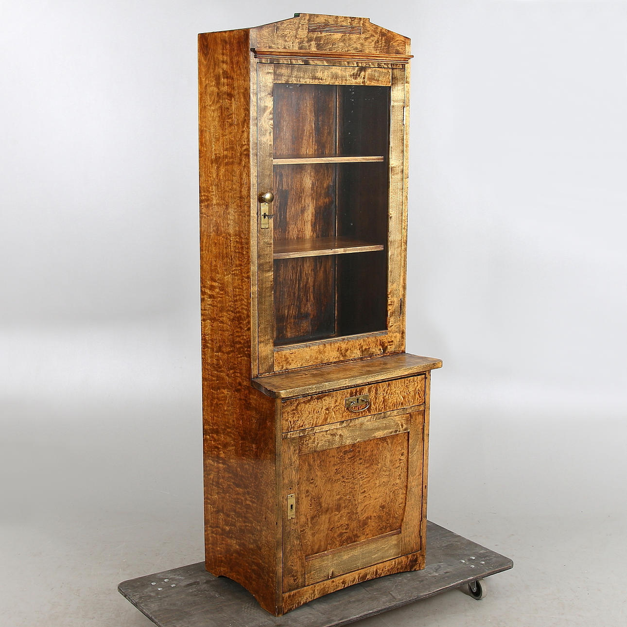 VITRINSKÅP, björk, jugend, 1900-talets början.