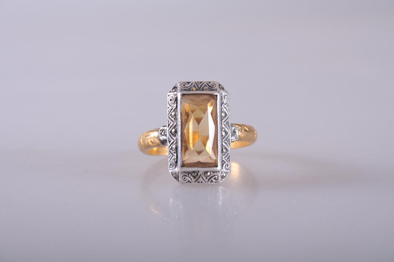 RING med sten, guld 23k.