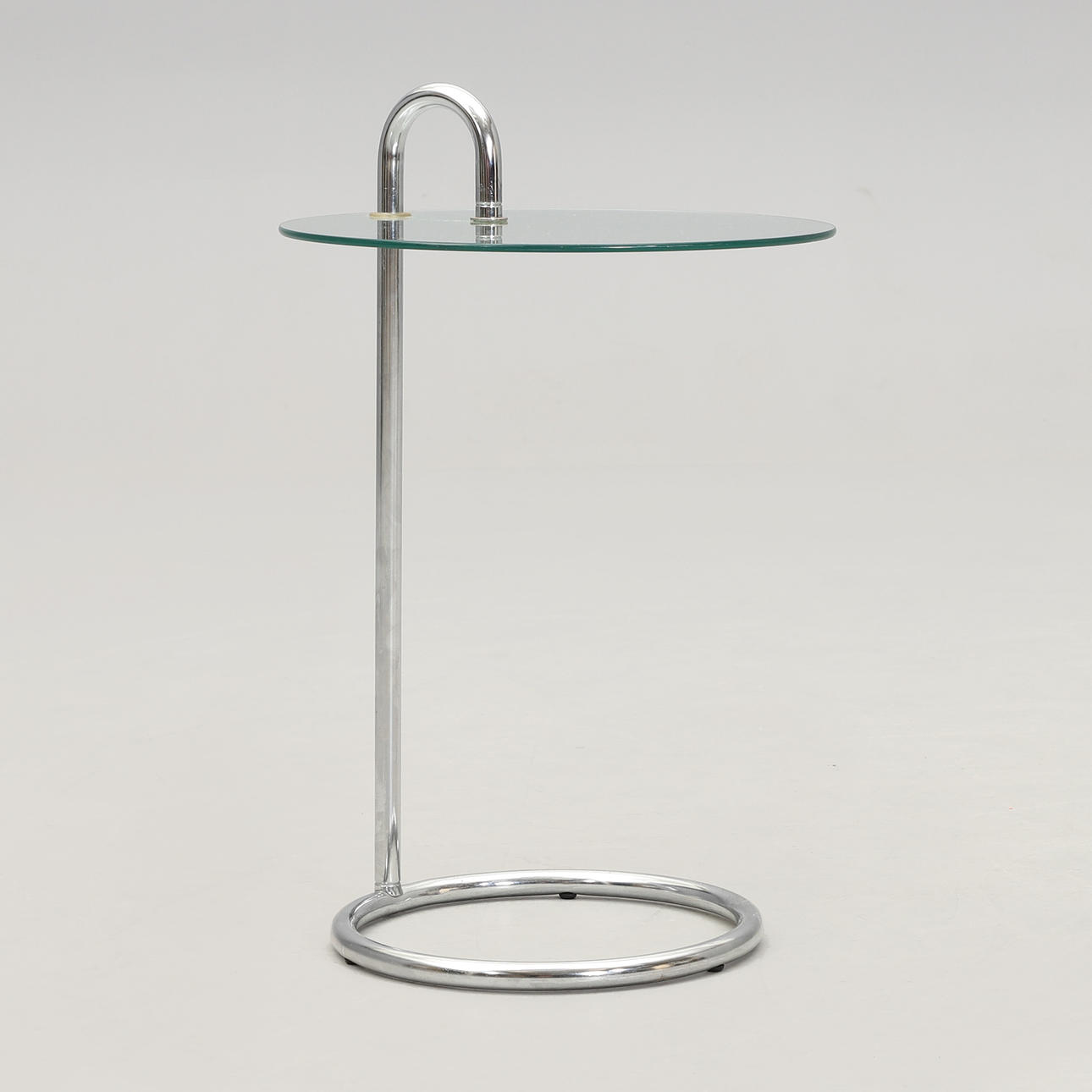 SIDOBORD, kromat stålrör och glas.