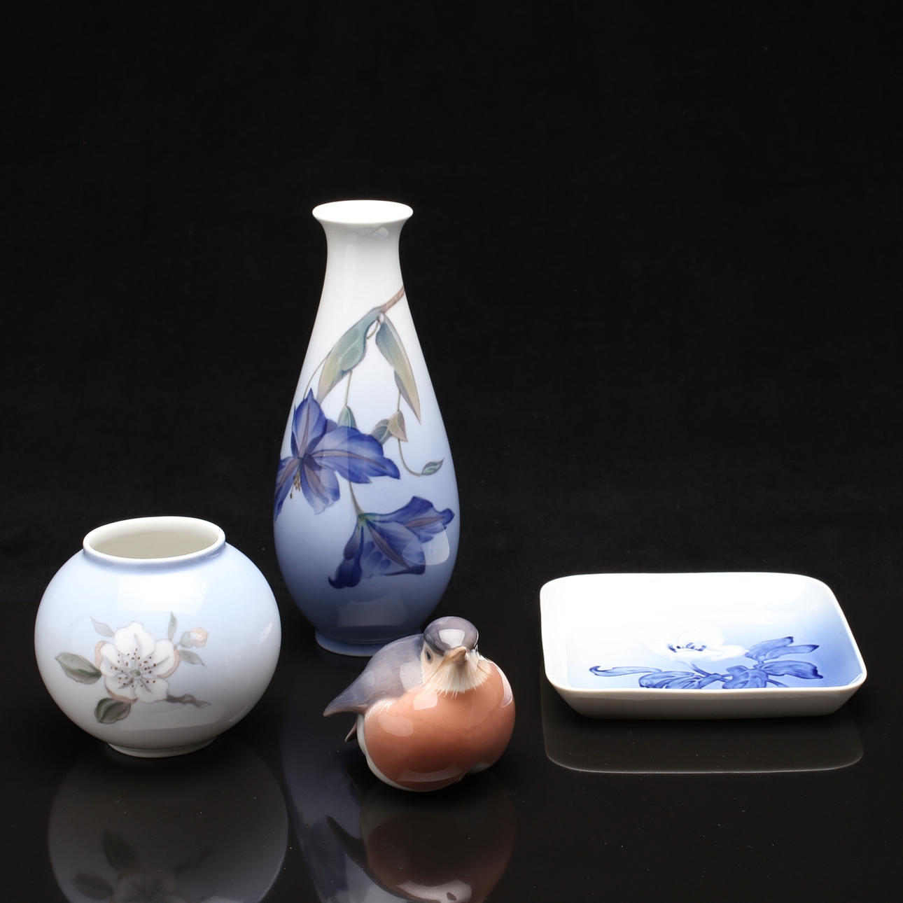 PORSLINSFÖREMÅL, 4 delar, Danmark, bl, a Royal Copenhagen.