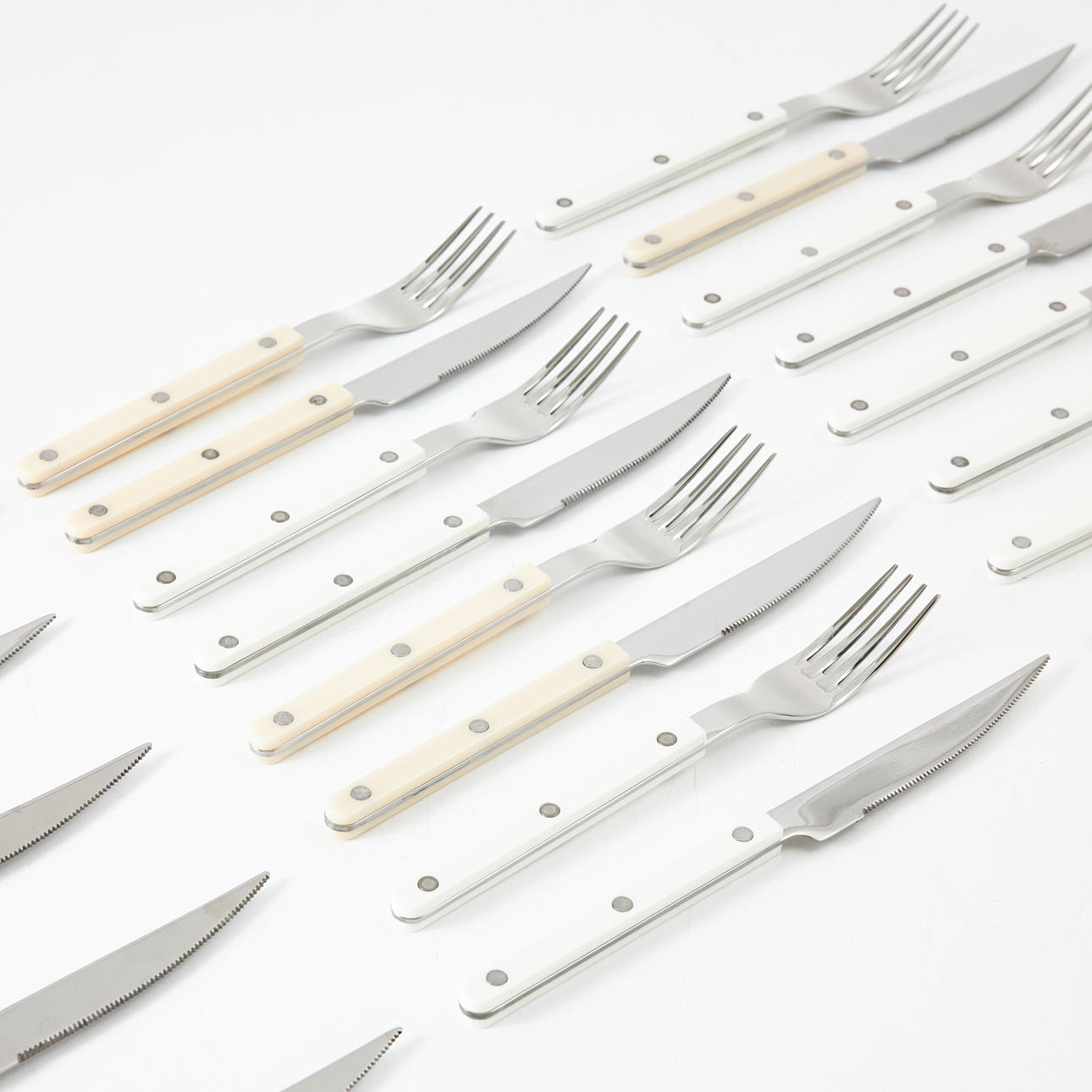 BESTICKSSERVIS, 21 st., "Bistrot", Sabre.