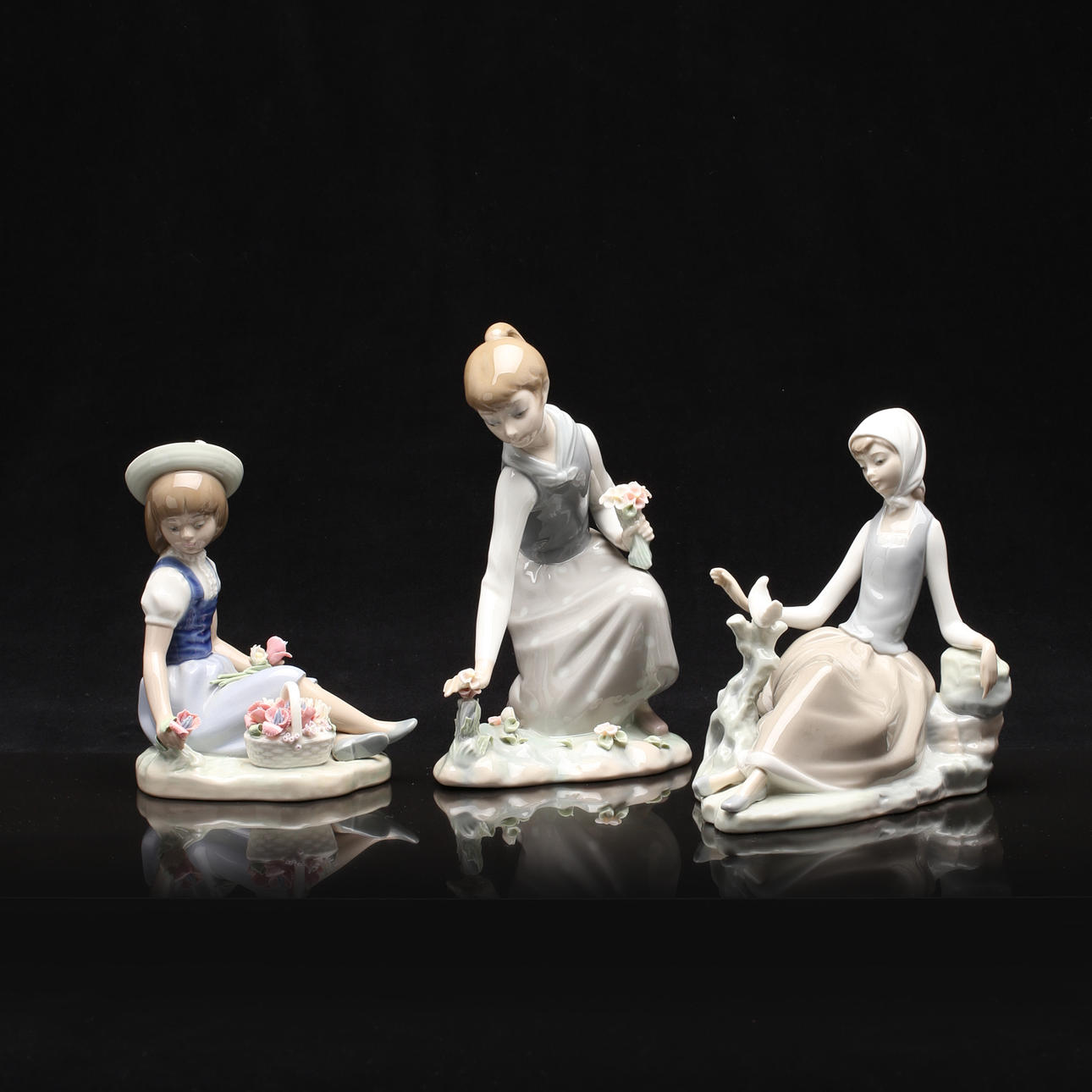 FIGURINER, porslin, 3 st, sittande flickor, Lladro, Spanien.
