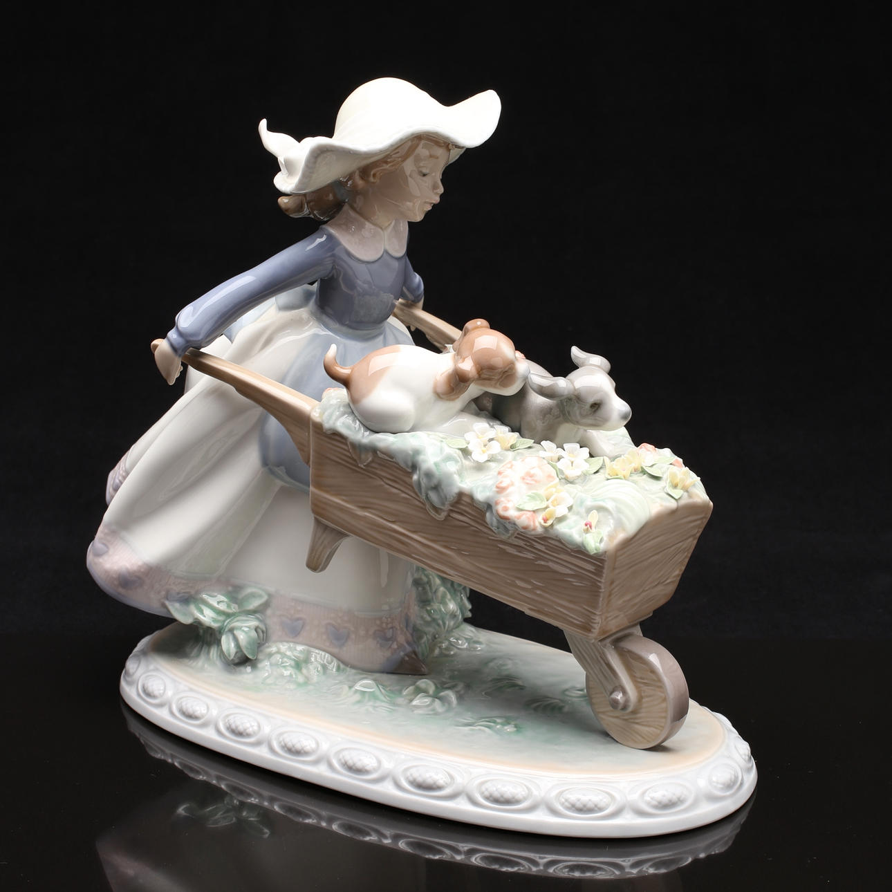 FIGURIN, porslin, Flicka med hundvalpar, Lladro, Spanien.