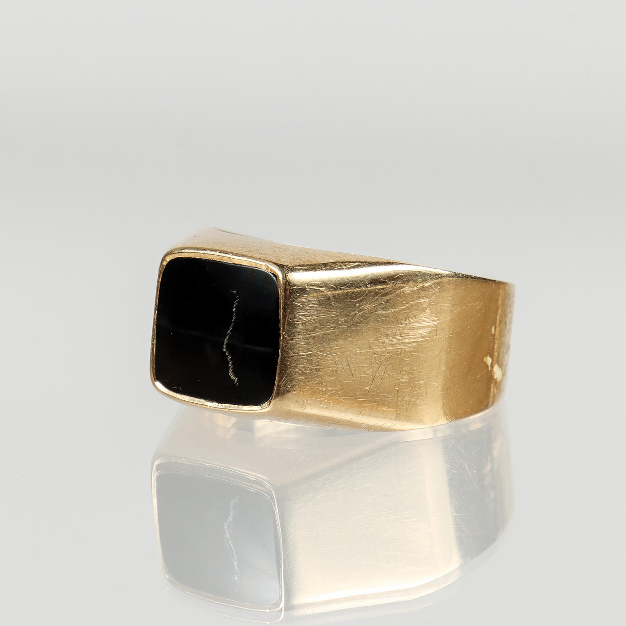 KLACKRING, 18k guld med onyx.
