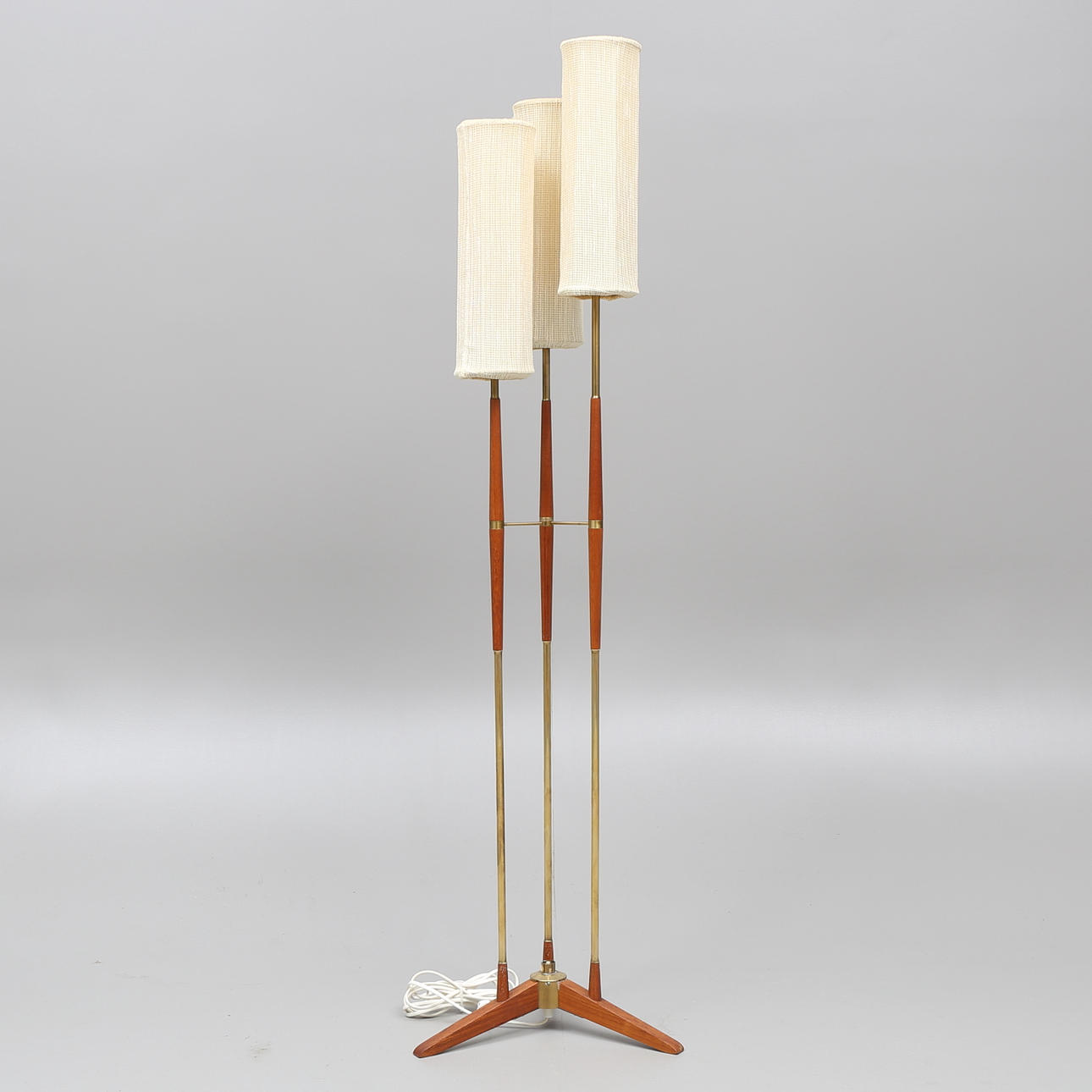 GOLVLAMPA, teak/mässing, 1900-talets mitt.