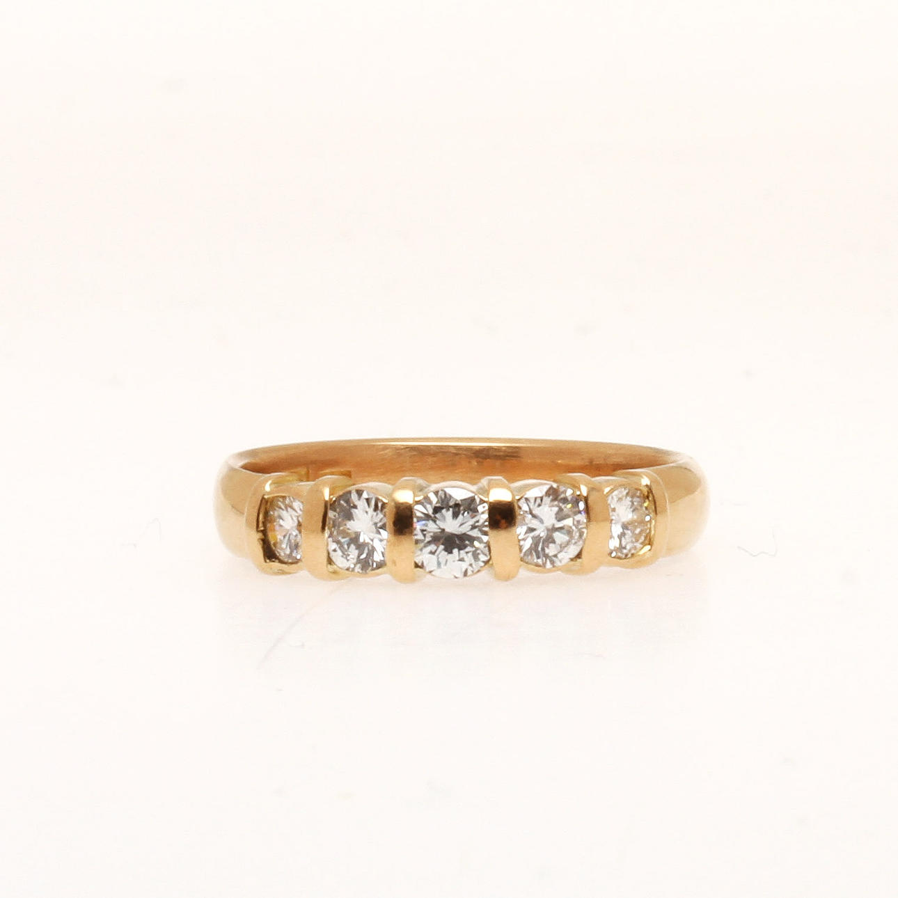 RING, 18k guld med 5 diamanter, totalt ca 0,80 ct, vikt 5,1 gram.