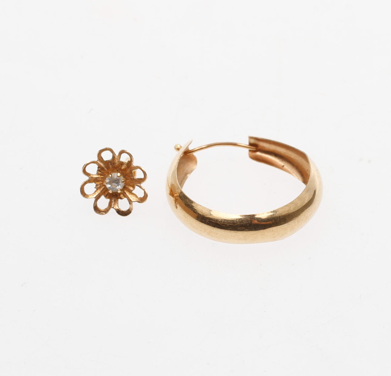 ÖRHÄNGEN, 2 st, 14k samt 18k, vikt ca 1,3 gr.