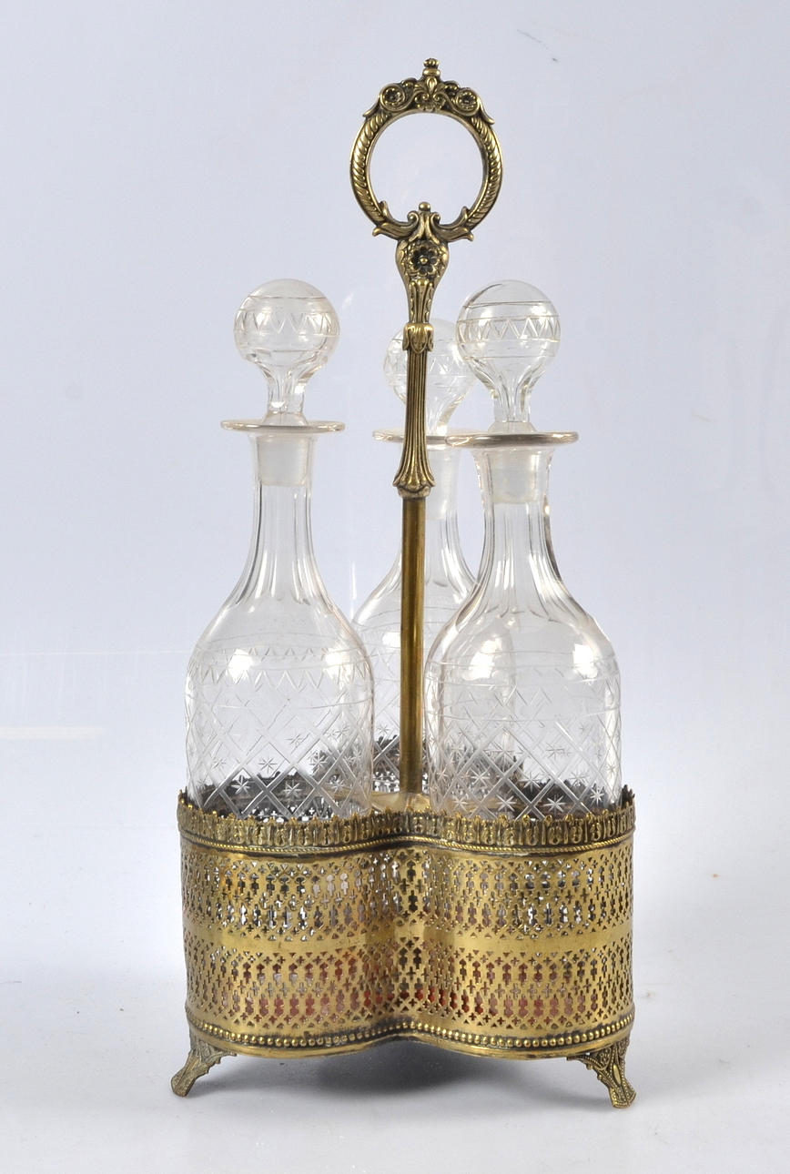 KARAFFSTÄLL MED KARAFFER, mässing, 1800-talets andra hälft.