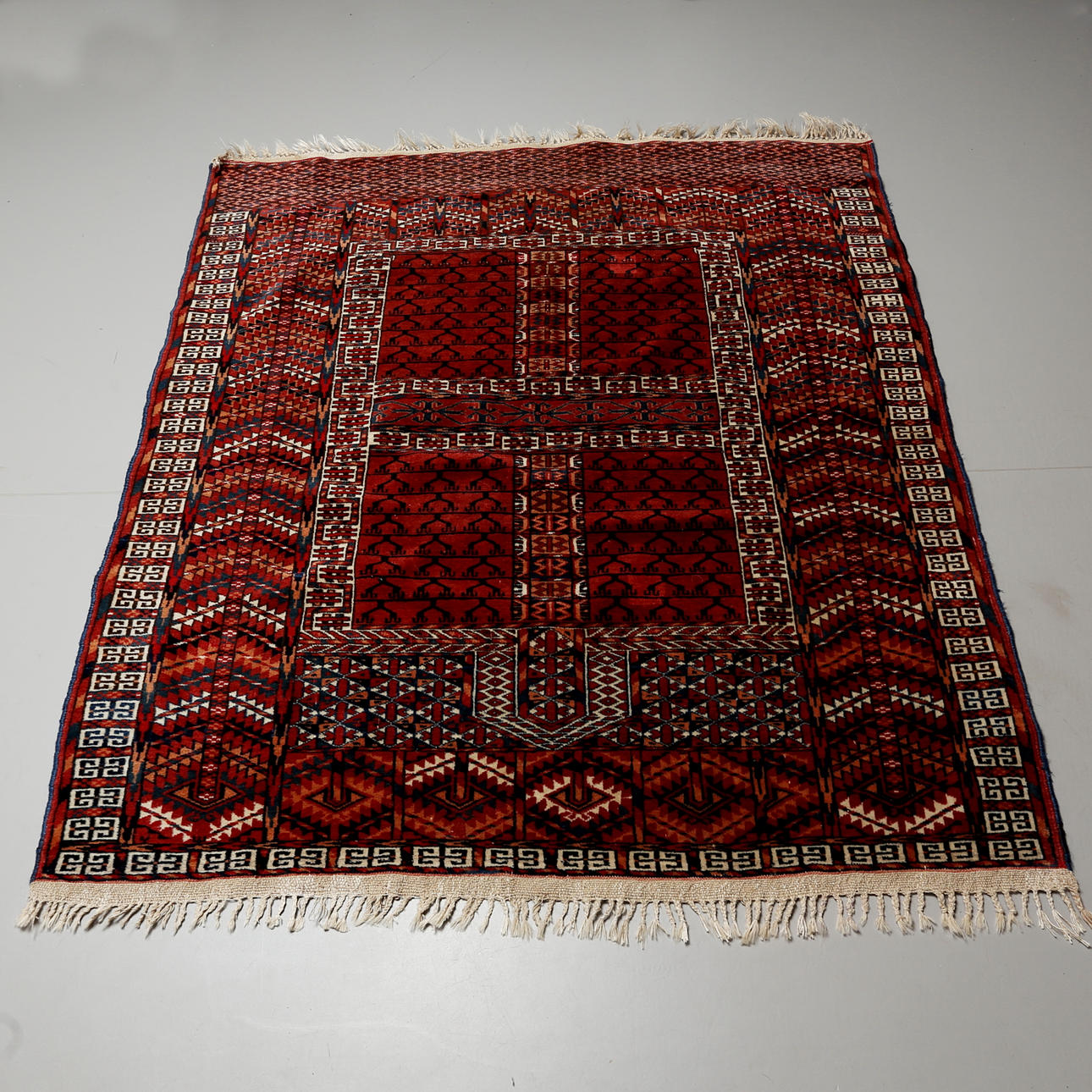 CARPET, Oriental. 123 x 135.