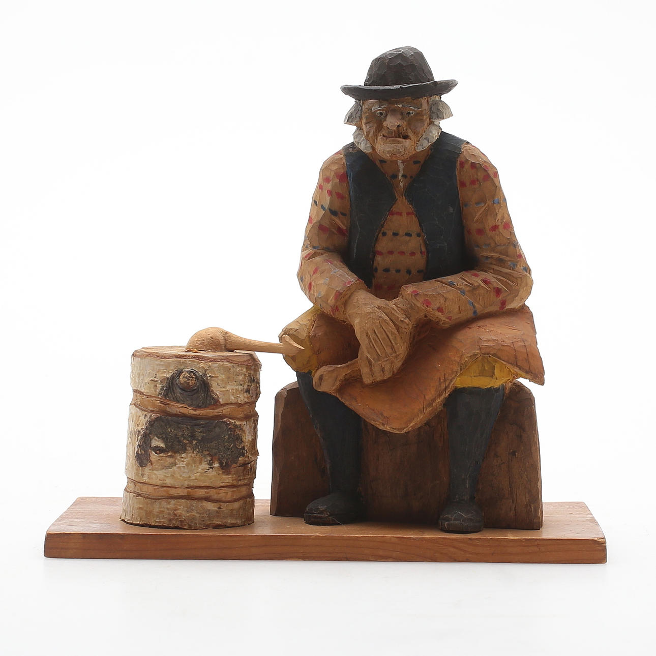 E. KARLQVIST, figurin, sittande gubbe, trä, signerad samt daterad 1939.