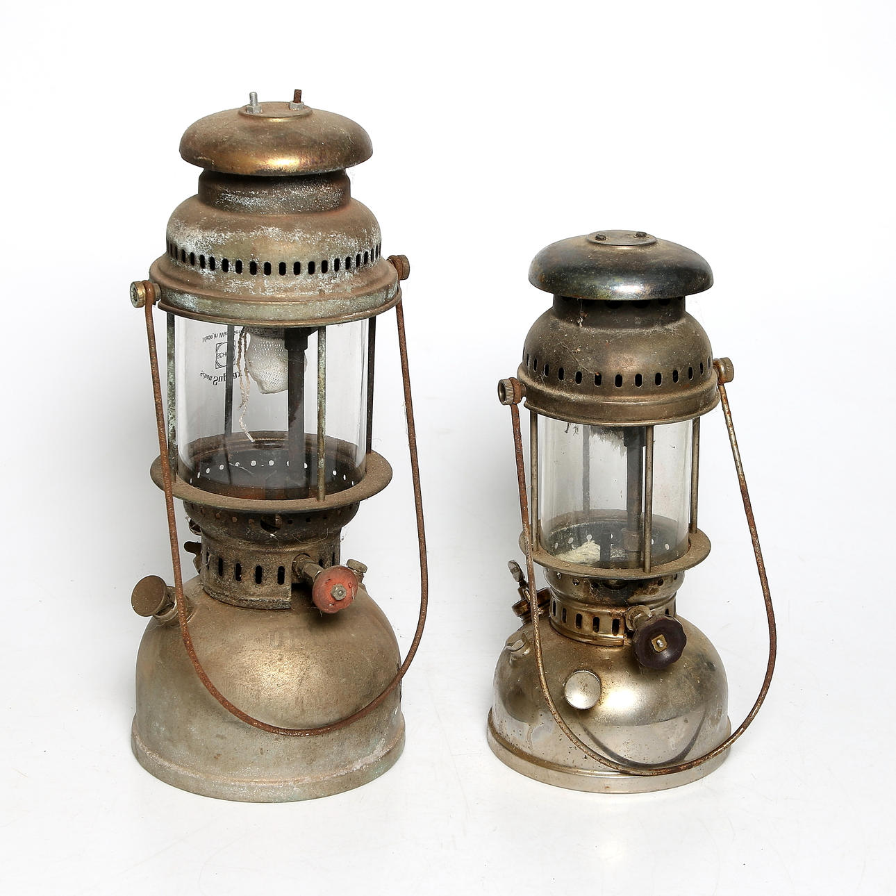 STORMLYKTOR, 2 st, metall och glas, "Optimus" och "Primus", 1900-talets första hälft.