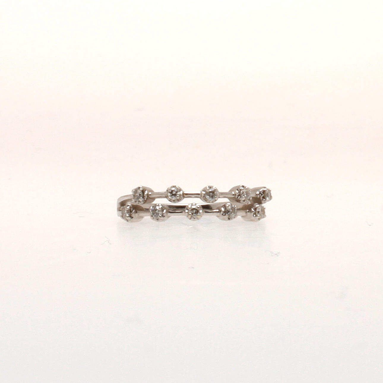 RING, 14k vitguld med små diamanter , totalt ca 0,30 ct, vikt 2,5 gram.