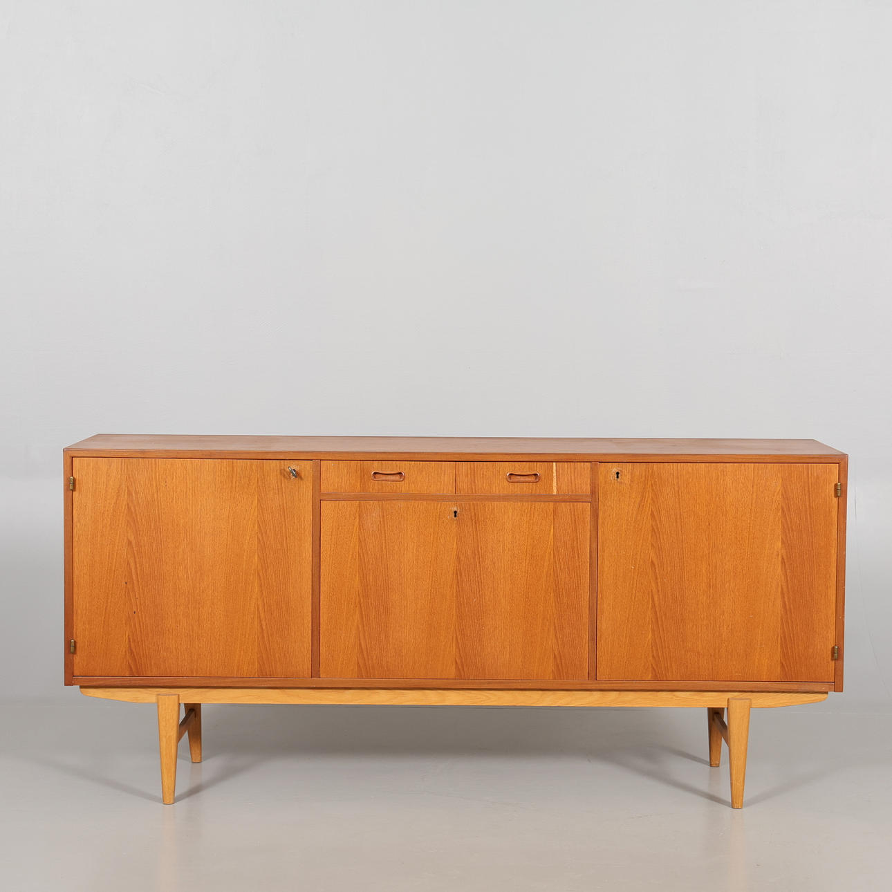 SIDEBOARD teak 1900-talets mitt.