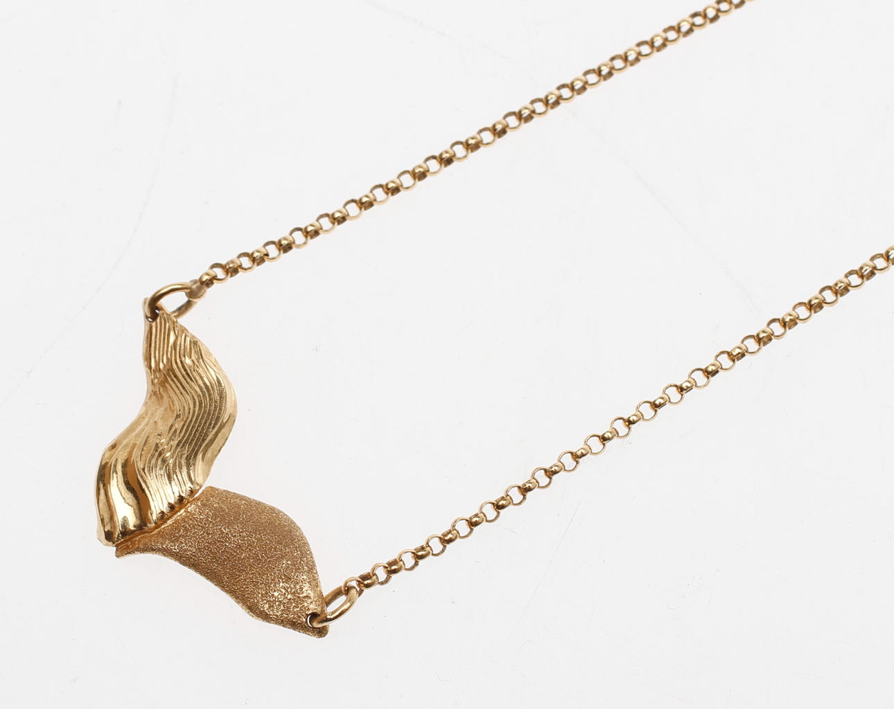 KEDJA samt HÄNGE, 18k guld, vikt ca 5,2 gr.