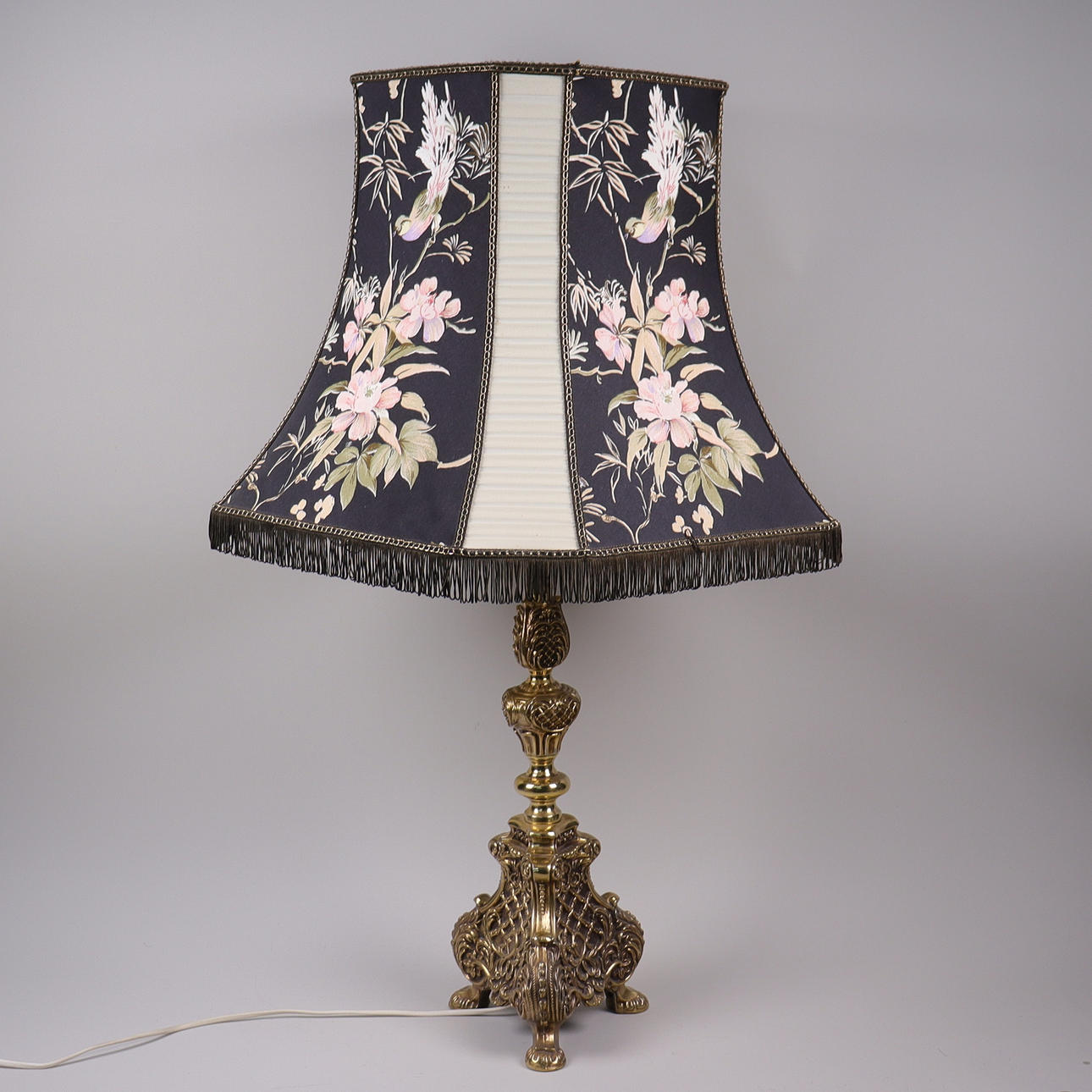 TABLE LAMP, textile shade with metal base in Baroque style.