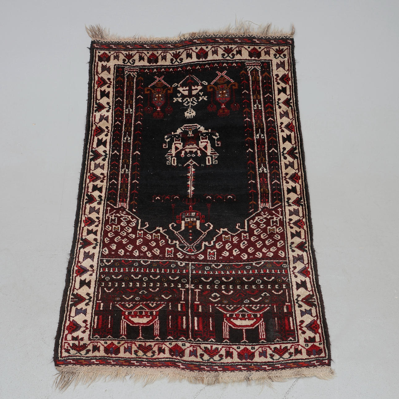 ORIENTAL RUG.