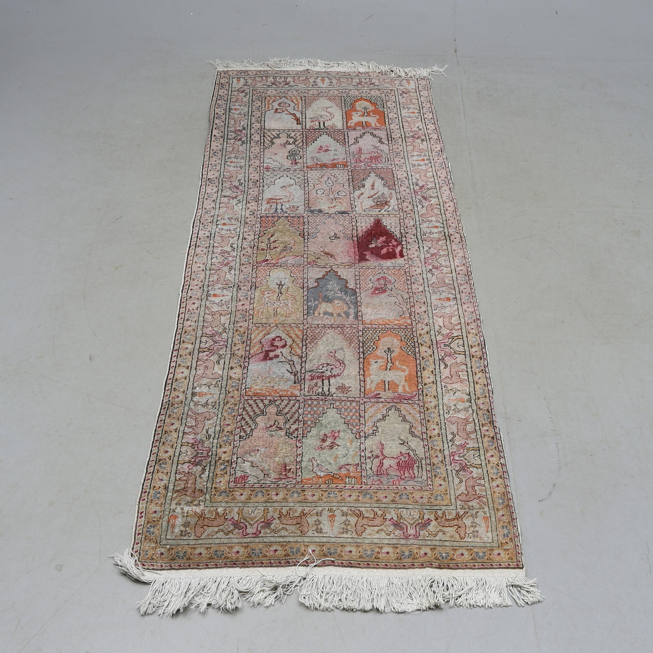 GALLERIMATTA, orientalisk ca 224 x 82 cm.