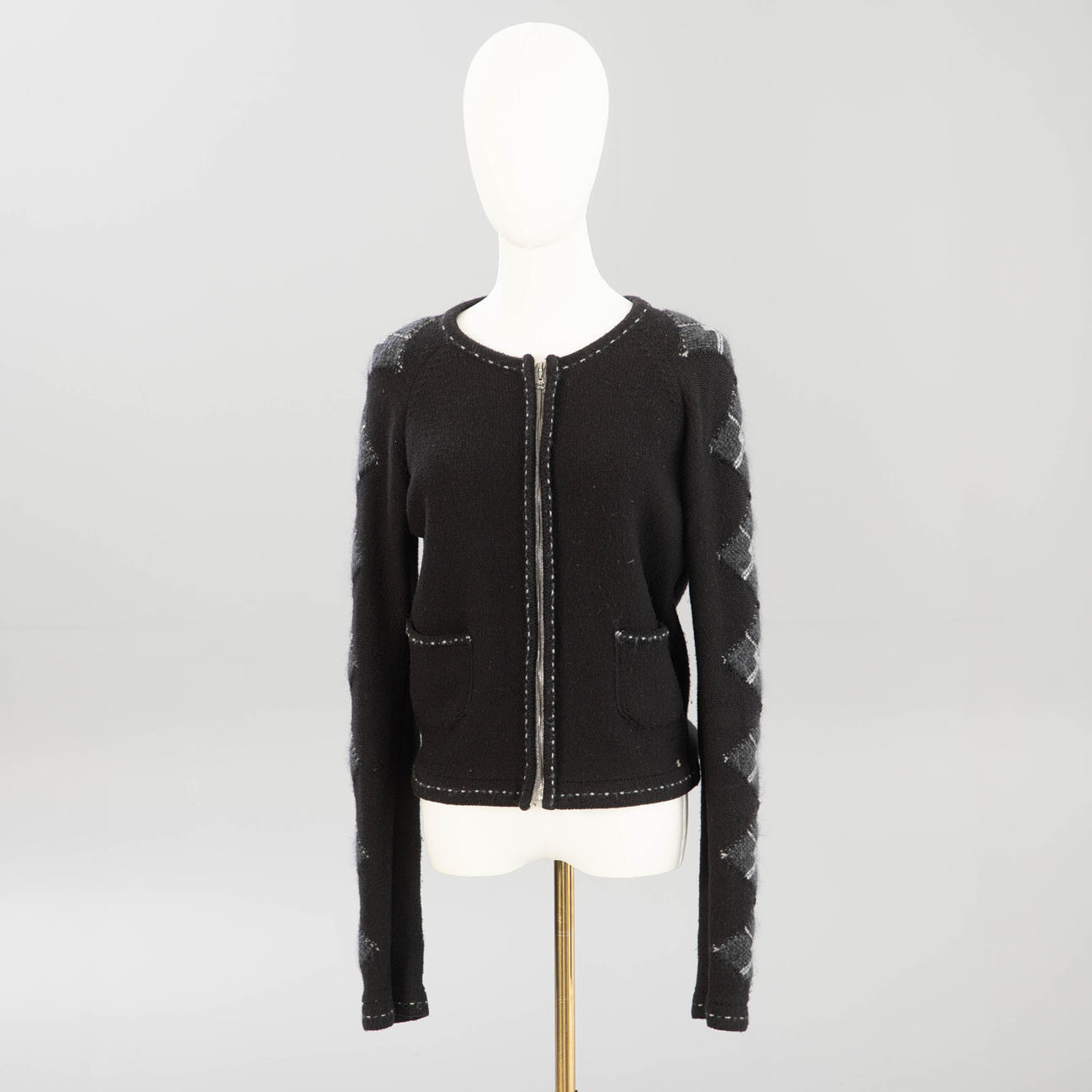 CHANEL. Cardigan, Pre-Fall 2002, FR 40.