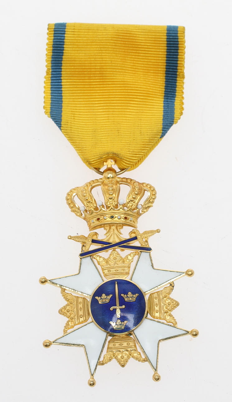 MEDALJ, Ordenstecken Svärdsorden, 18k guld. Tot vikt inkl band ca 21 gram.