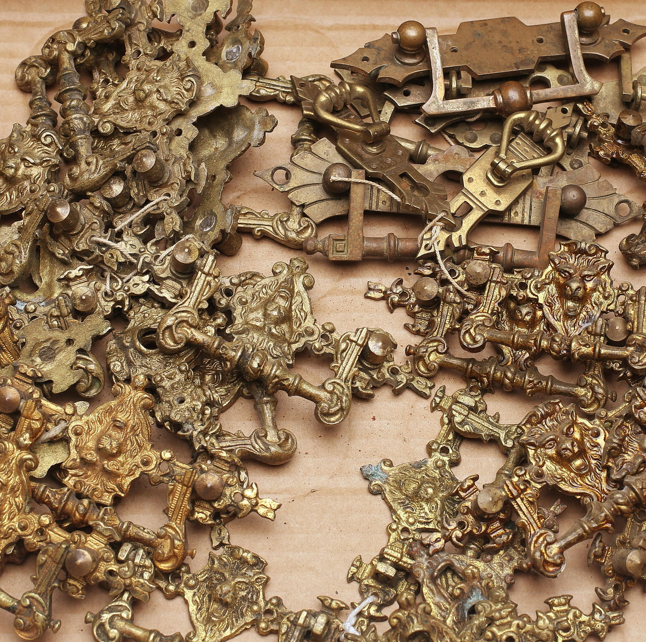 BESLAG, möbelbeslag, mässing, 1800-tal.