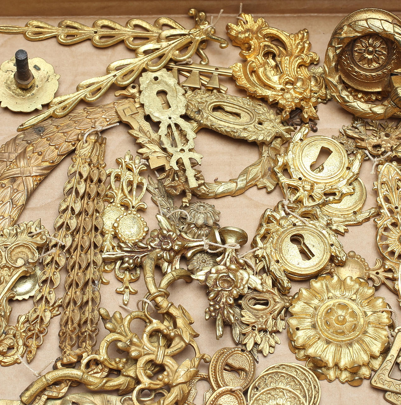 BESLAG, möbelbeslag, mässing, 1800-tal.