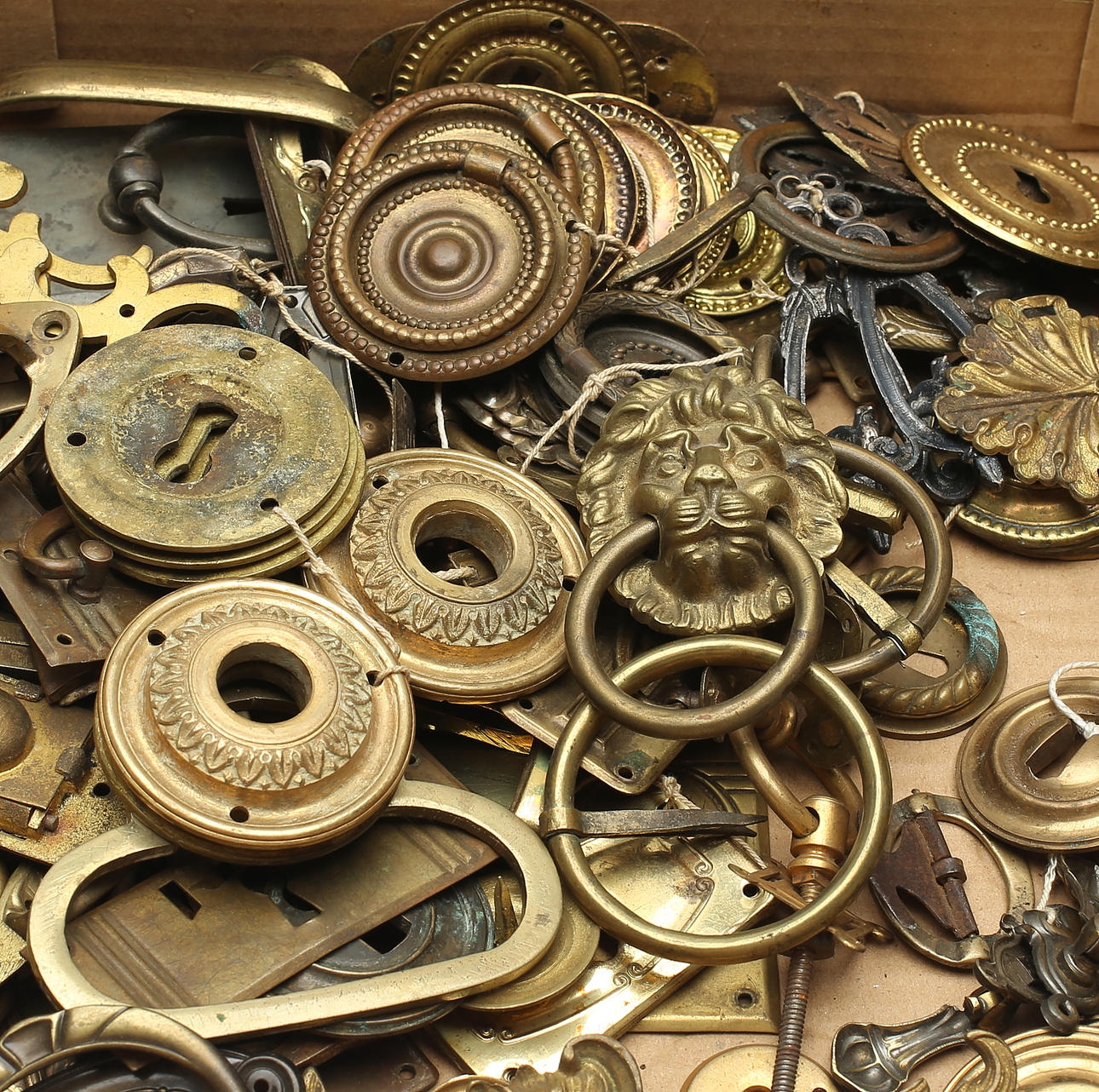 BESLAG, möbelbeslag, mässing, 1800-tal.