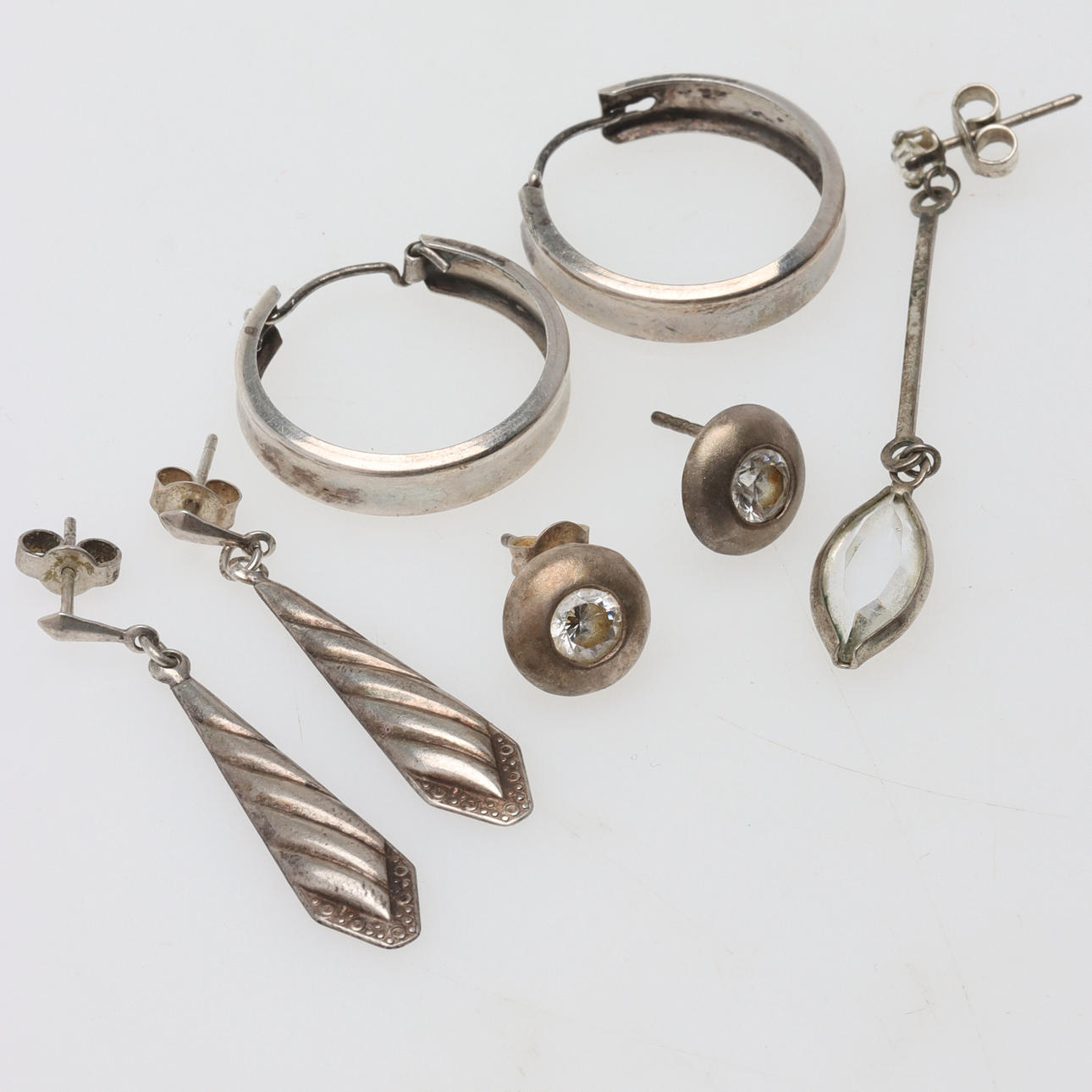 ÖRHÄNGEN, 3 par & ett udda, silver.