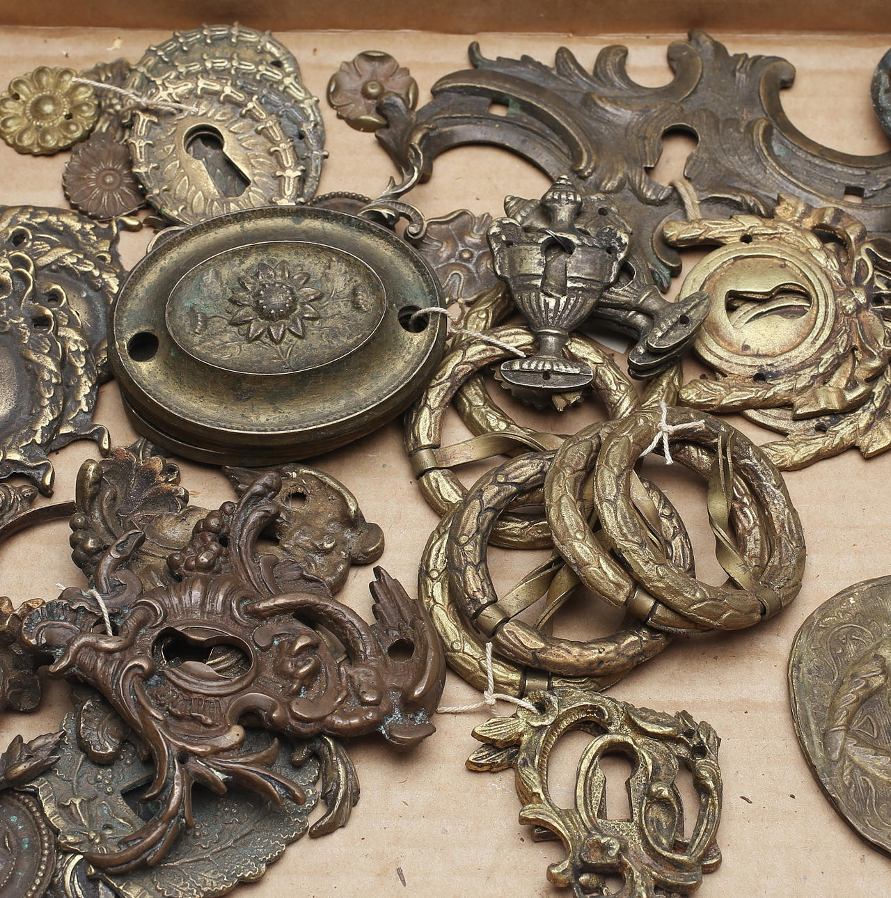 BESLAG, möbelbeslag, mässing, 1700/1800-tal.