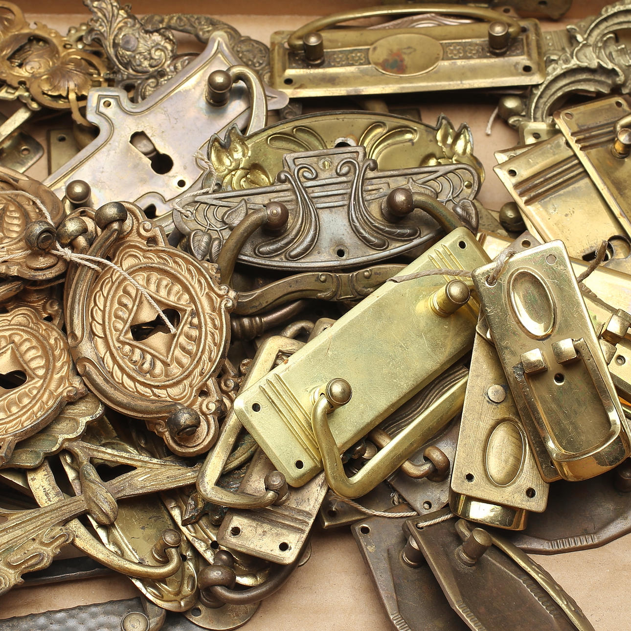 BESLAG, möbelbeslag, mässing samt ben, 1800/1900-tal.