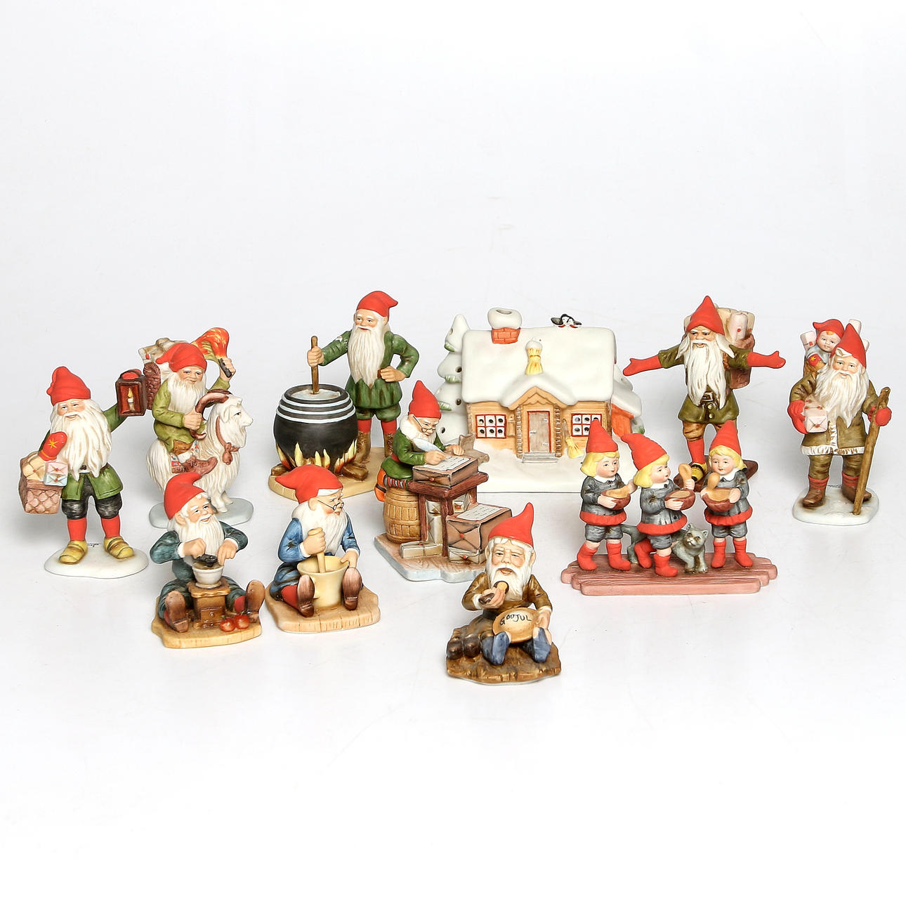 TOMTEFIGURINER, 10 st, porslin, efter Jenny Nyström, Kalmar Läns Museum.