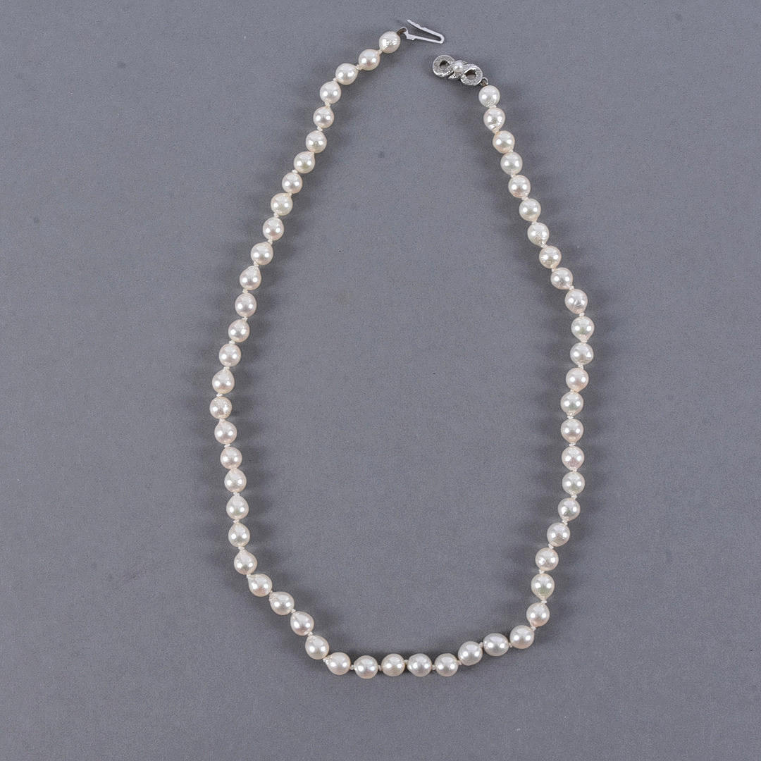 PEARL NECKLACE, with silver clasp.