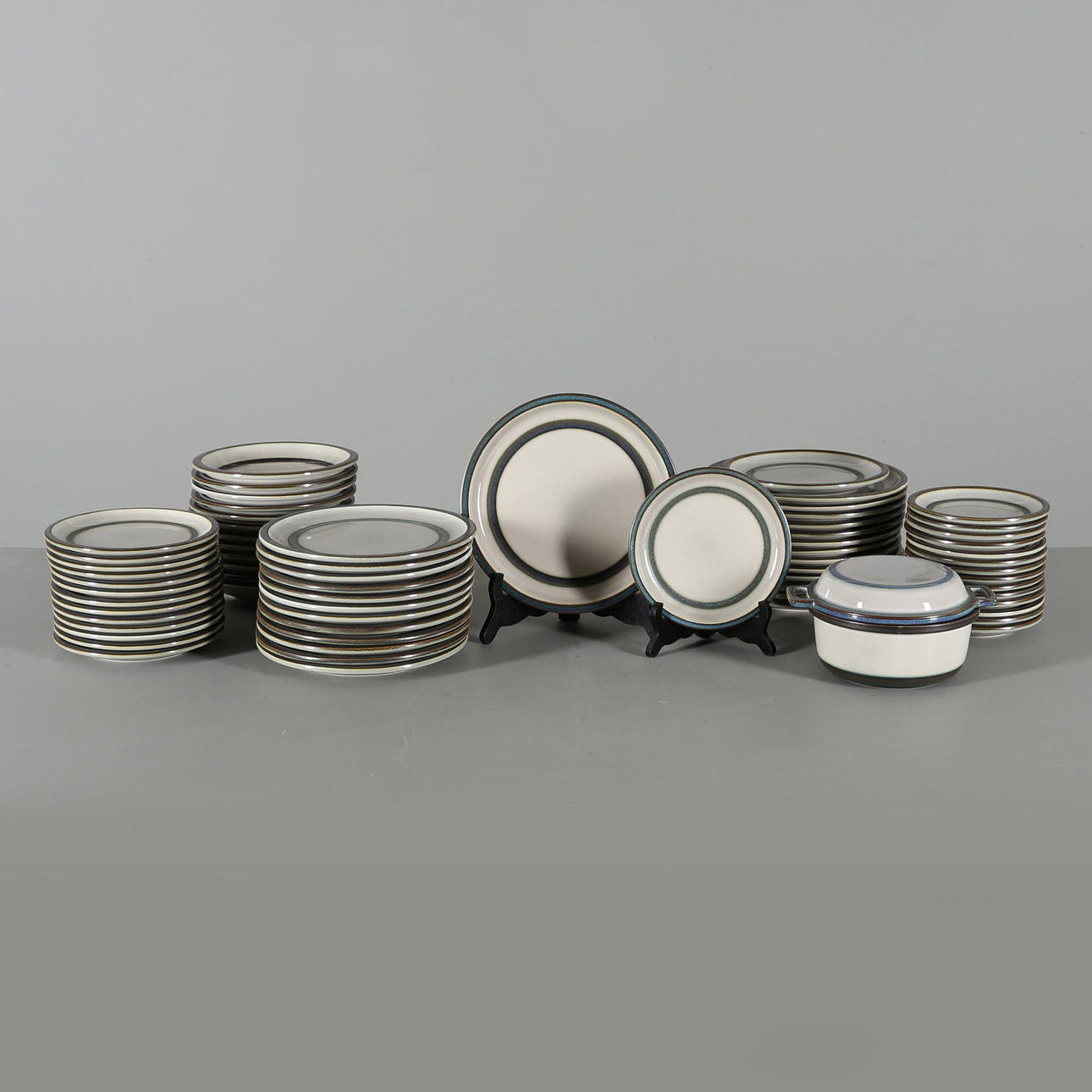 MATSERVIS, stengods, 67 delar, "Tema", Bing & Gröndahl, Danmark.