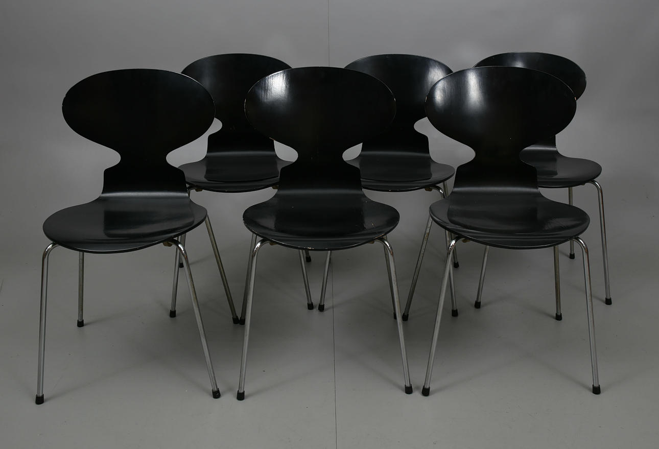 STOLAR, svartlackerade och förkromat underrede, "Myran", 6 stycken, Arne Jacobsen för Fritz Hansen, 1983.