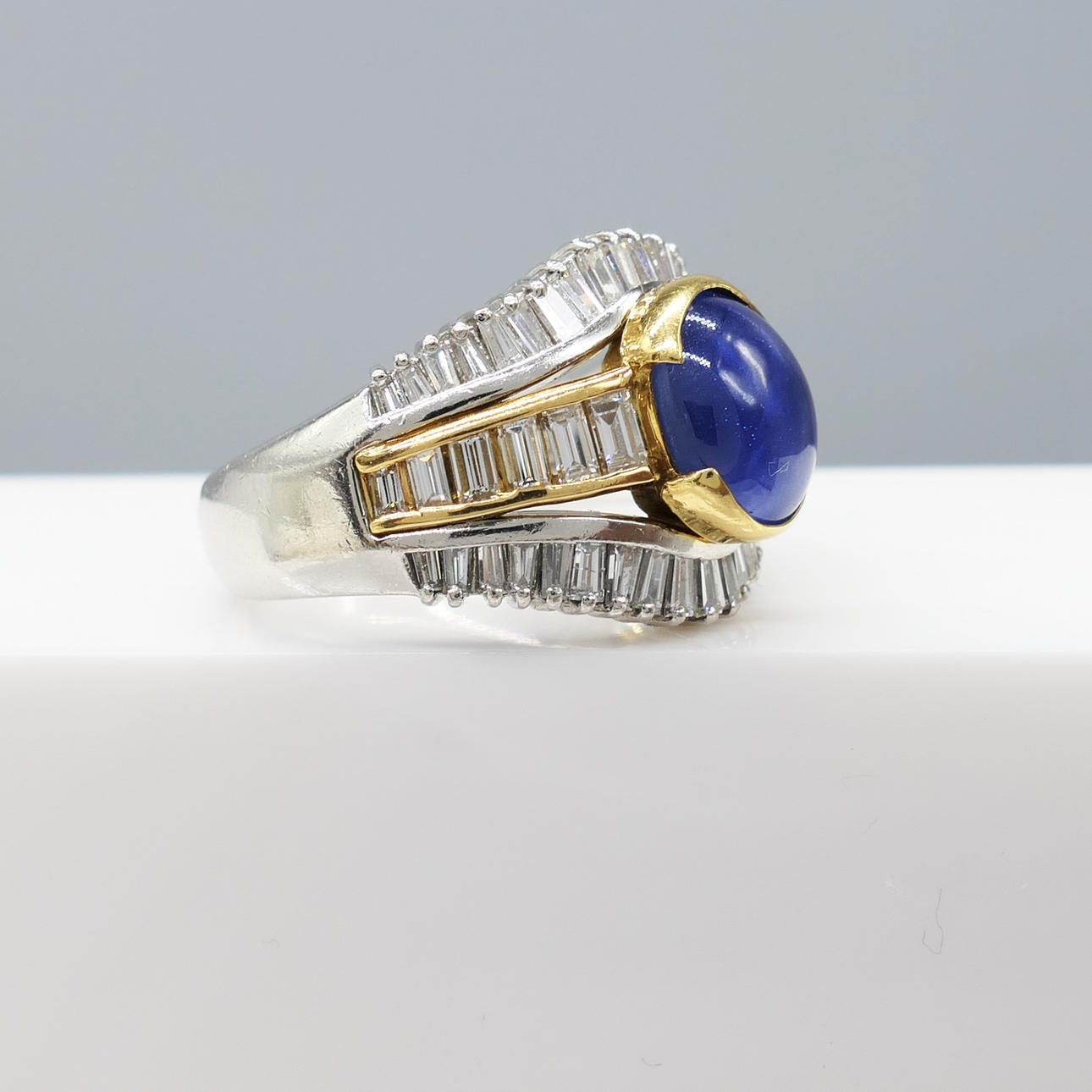 STUNNING SAPPHIRE & DIAMOND dress ring.
