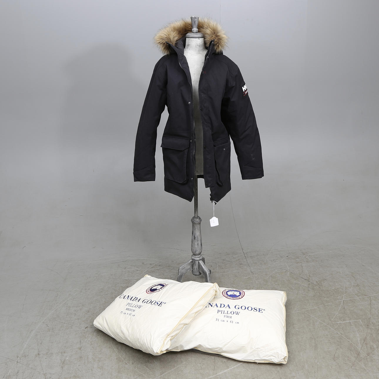 JACKA, Helly Hansen samt KUDDAR, 2 st, Canada Goose.
