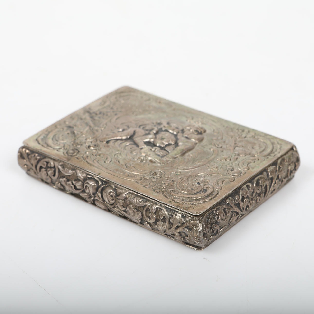 DOSA, silver med reliefdekor. Silver & Metall - Silver - Auctionet