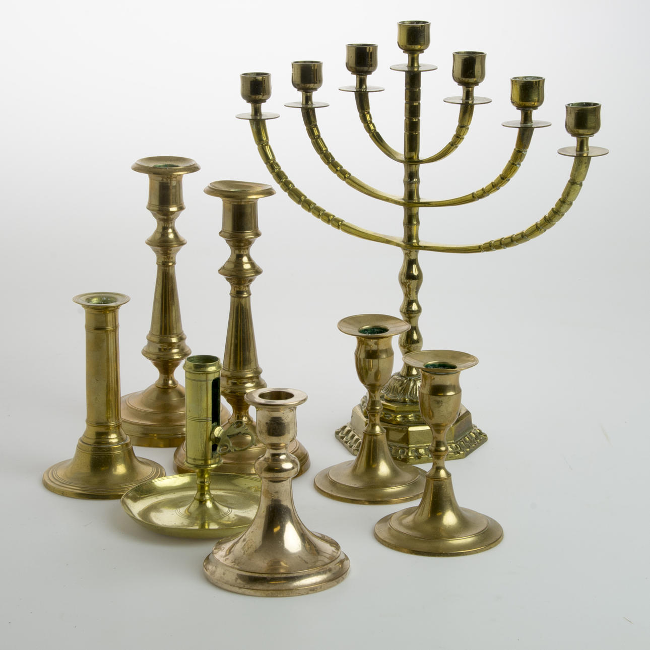 KANDELABER SAMT LJUSSTAKAR, 8 stycken, mässing.
