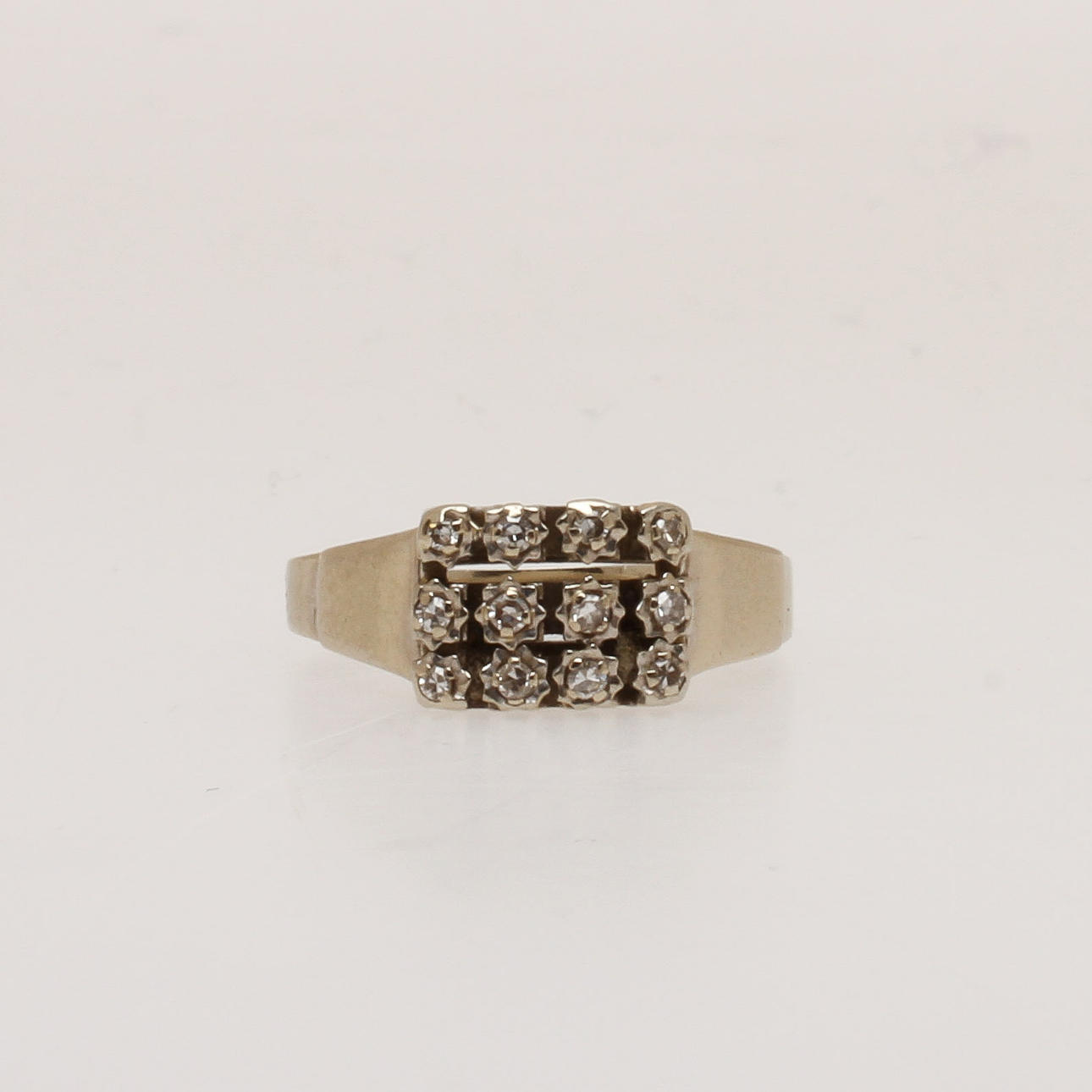 RING, 18k vitguld med små diamanter, totalt ca 0,10 ct, vikt ca 3,2 gram.