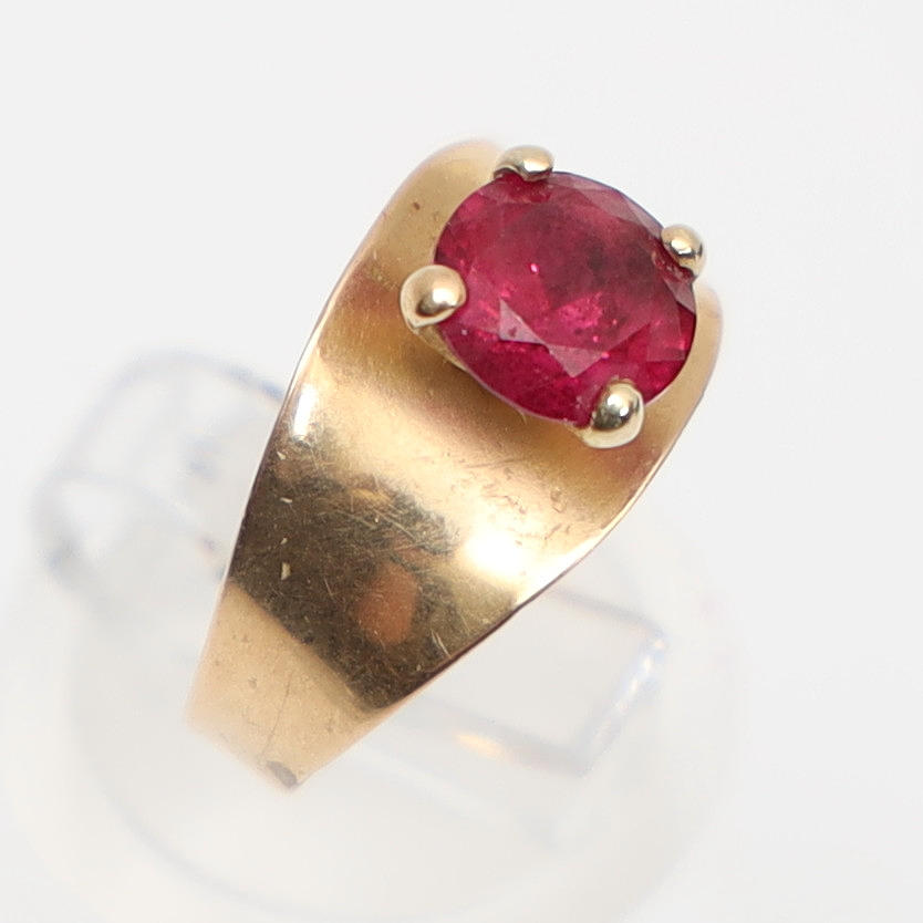 RING, 18k, guld med infattad röd dekor.