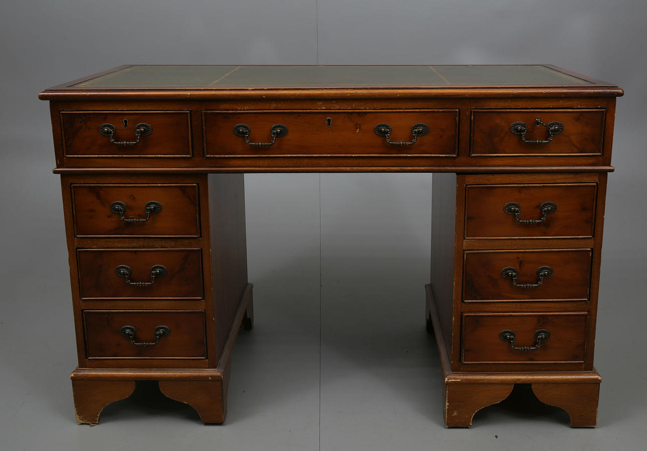 SKRIVBORD, idegran, England, 1900-talets andra hälft.