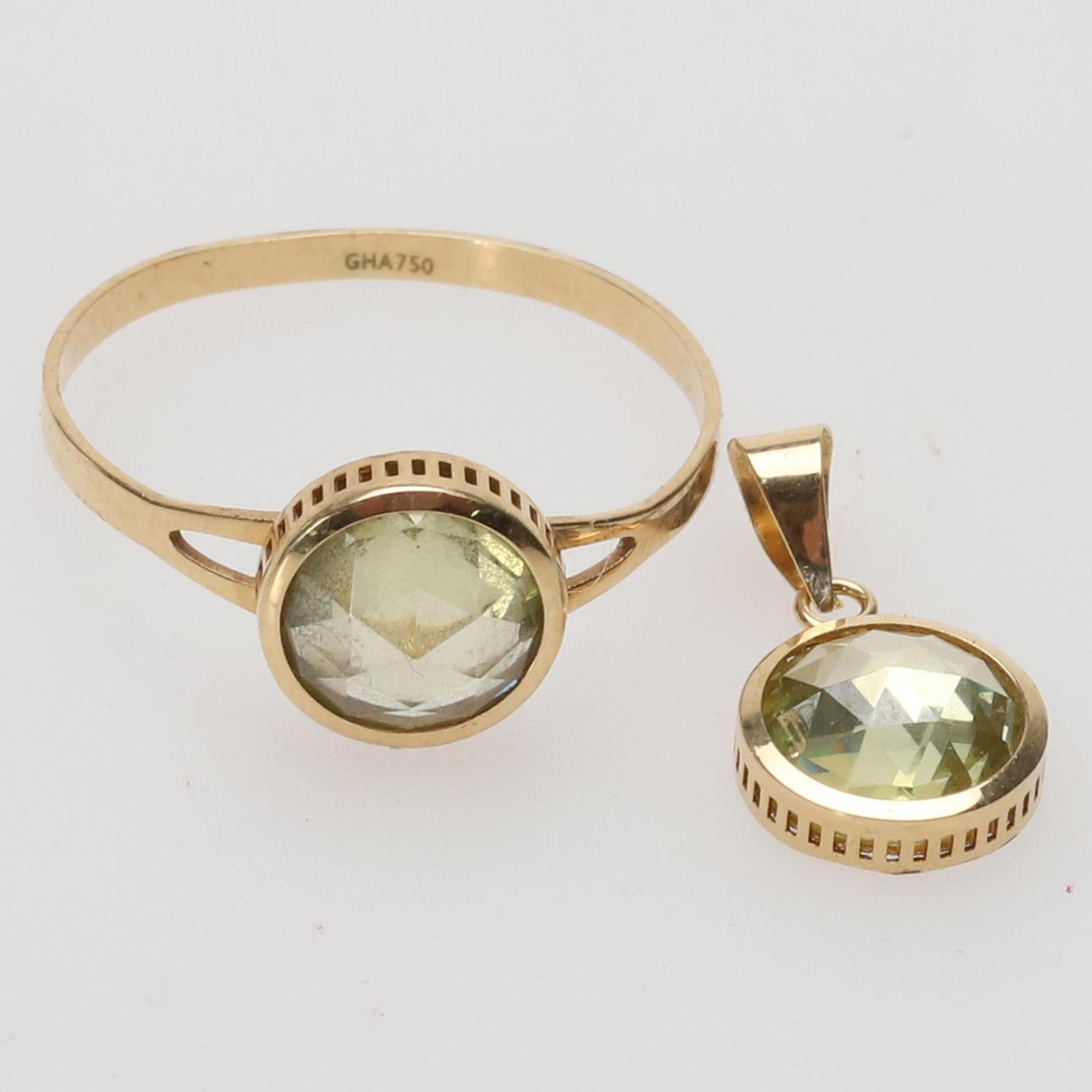 RING & HÄNGE. Guld 18k med grön sten, vikt 2,33g.