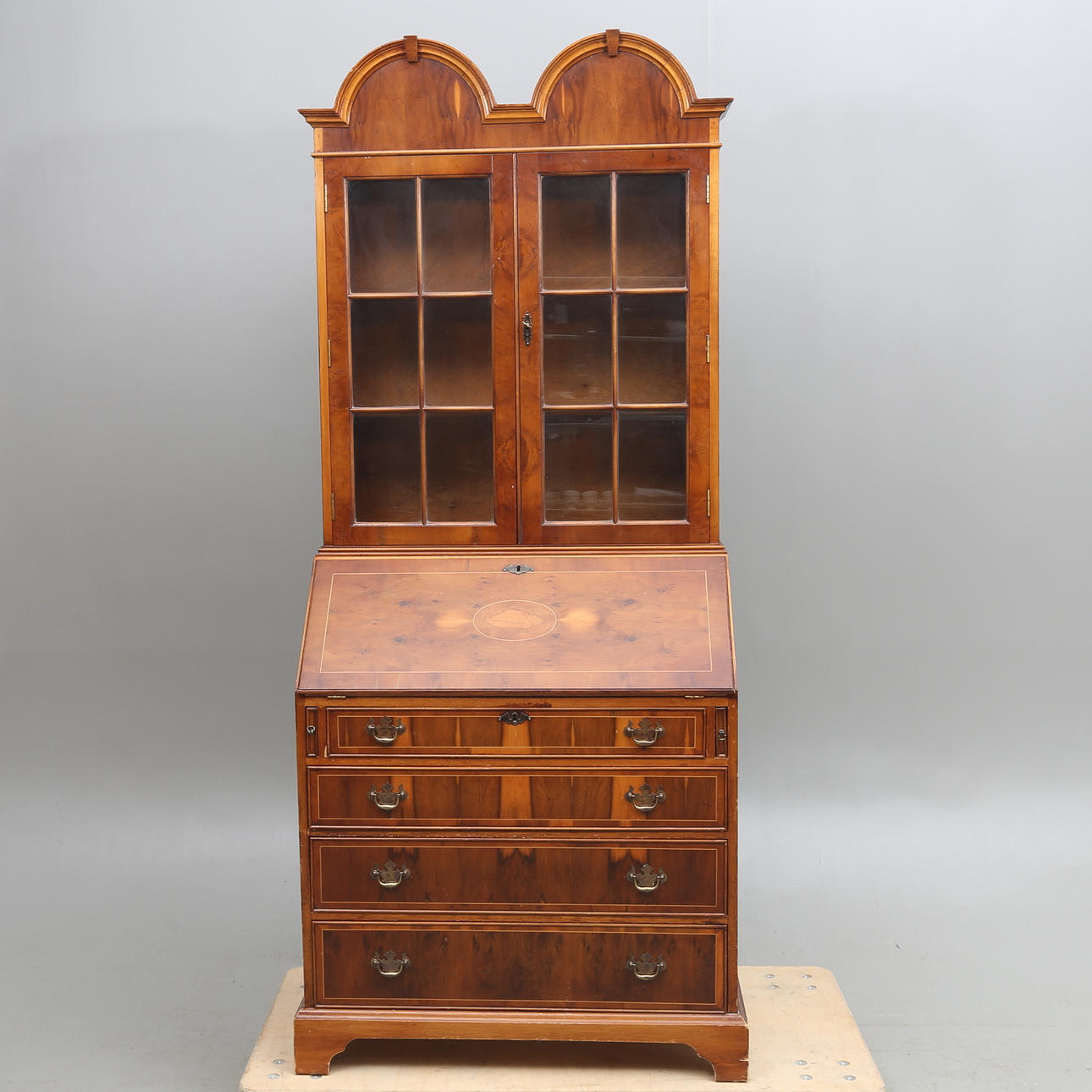 VITRINSKÅP, med skrivklaff, engelsk stil, 1900-tal.