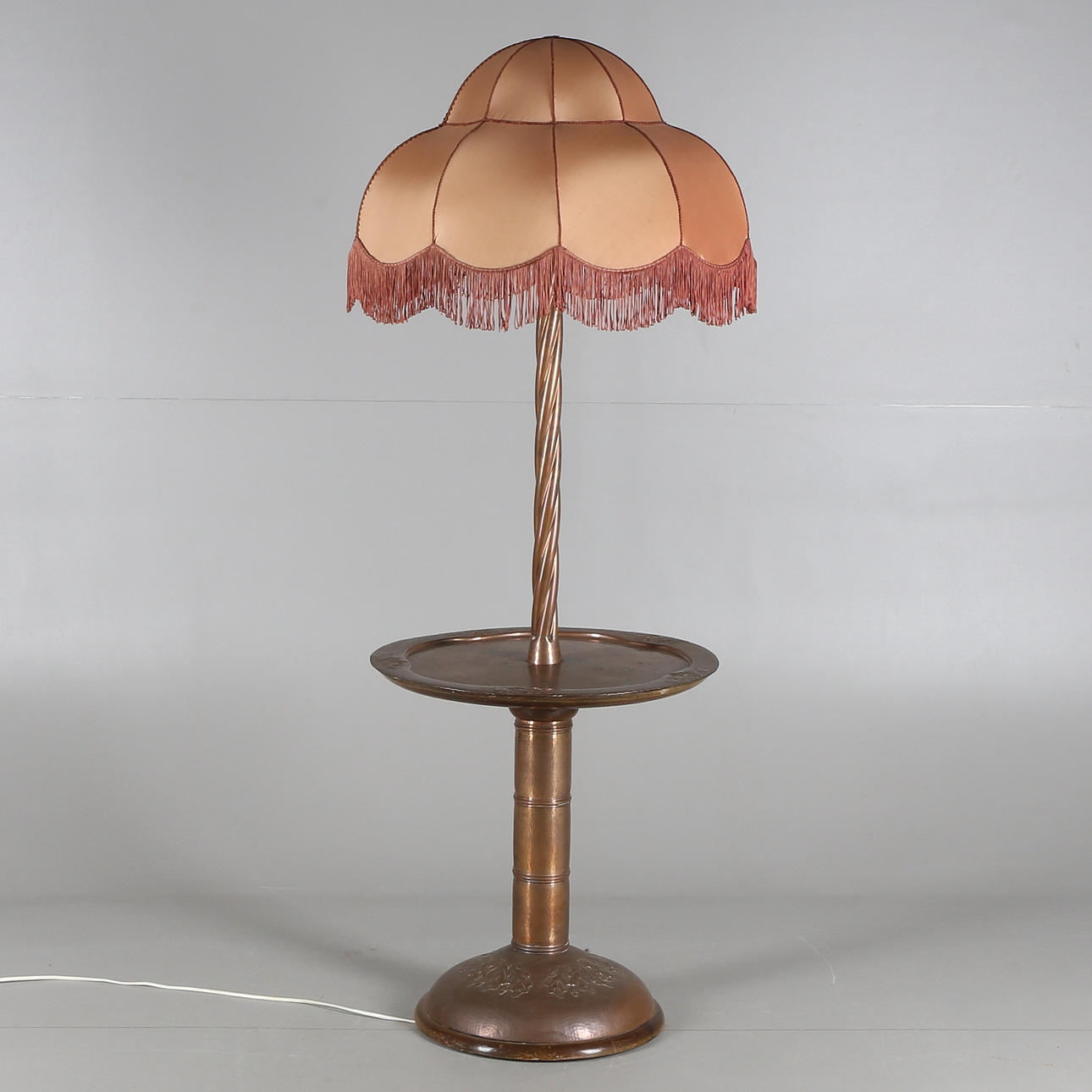 GOLVLAMPA, koppar, c år 1900.