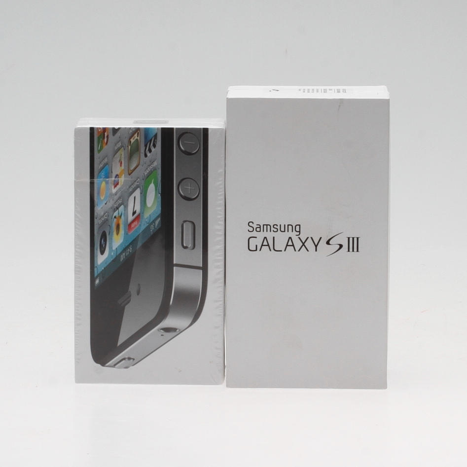 MOBILTELEFONER, 2 st, iPhone och Samsung Galaxy S III.