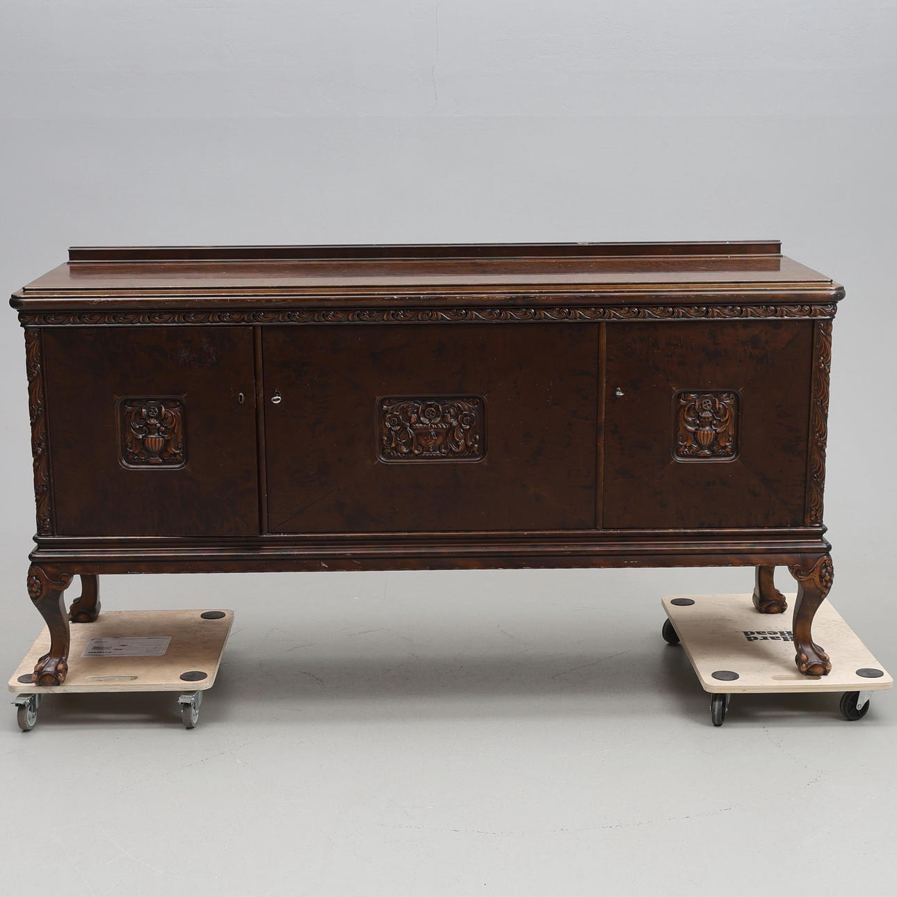 SKÄNK. Chippendalestil, 1900-tal.