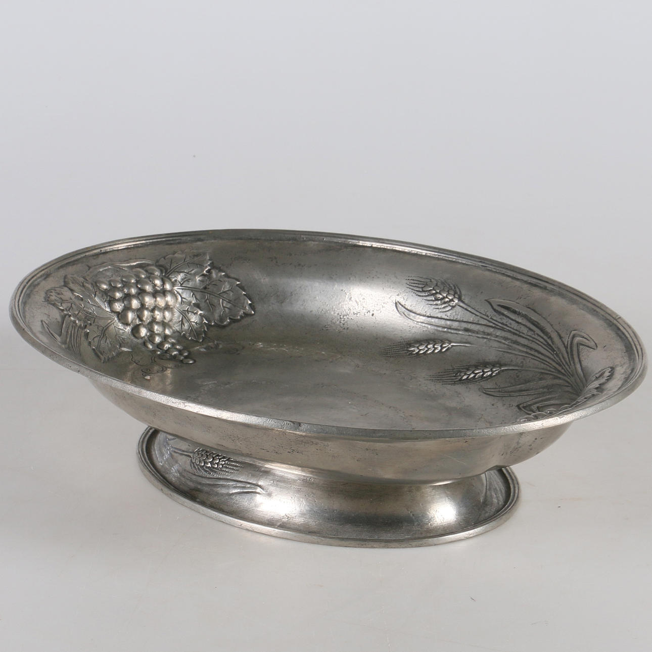 SKÅL, på fot, tenn, märkt E.P.U. 118 Europe Etain Zinn.